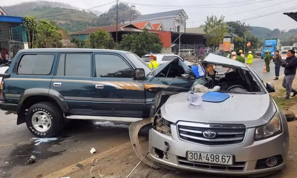 2 xe ôtô nát tươm sau cú va chạm trên Quốc lộ 6
