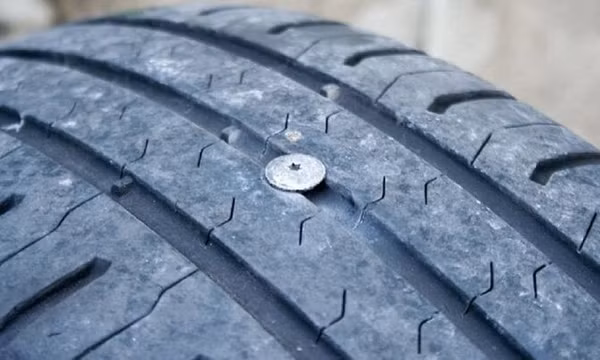 Cách khắc phục lốp xe ô tô bị rò rỉ hơi với chi phí rẻ