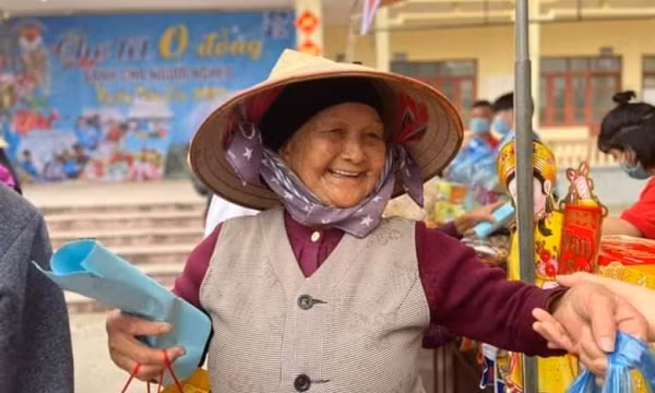 “Chợ Tết 0 đồng” và tấm lòng người vùng biên Móng Cái