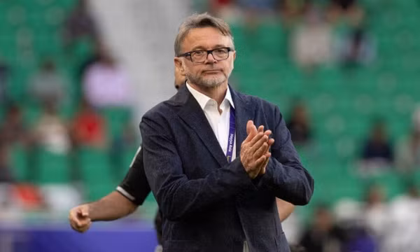 Bóng đá phải có thành tích, HLV Troussier hãy thay đổi