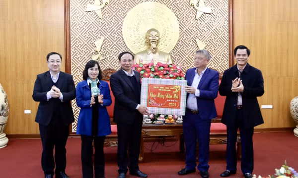 Tỉnh Quảng Ninh thăm, chúc Tết Bộ Tư lệnh Quân khu 3 và Quân chủng Hải quân