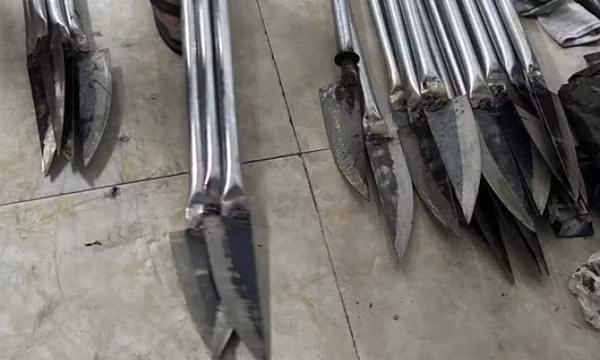 Thu cả bó dao phóng lợn của băng trộm liên quận