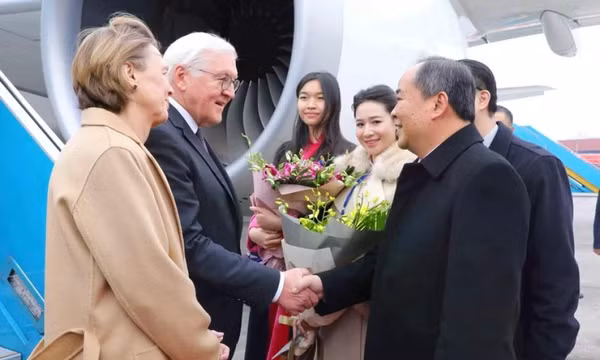 Tổng thống Đức đến Hà Nội, bắt đầu thăm cấp Nhà nước tới Việt Nam