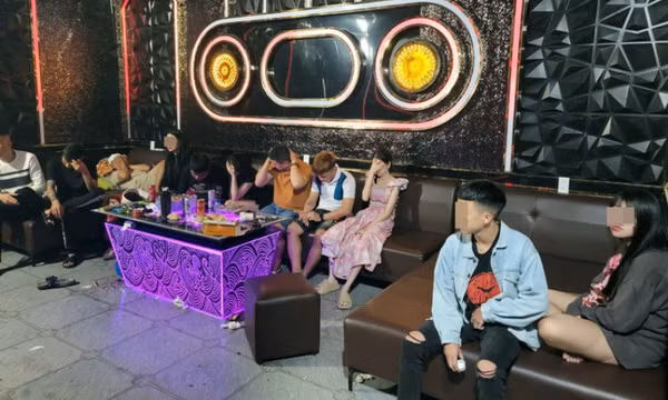 11 nam, nữ phê ma túy trong phòng karaoke của gia đình