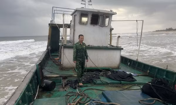 Tàu không người lái, có chữ nước ngoài dạt vào bờ biển Quảng Trị