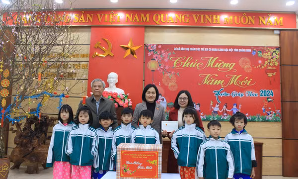 Đại biểu Quốc hội tặng quà Tết cho trẻ em có hoàn cảnh đặc biệt