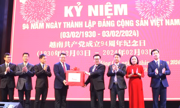 TP Đông Hưng (Trung Quốc) thăm, chúc mừng TP Móng Cái (Việt Nam) nhân kỷ niệm 94 năm Ngày thành lập Đảng Cộng sản Việt Nam