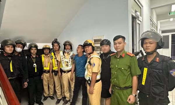 TP.HCM: Cảnh sát nổ súng, bắt kẻ cướp xe máy người đi đường