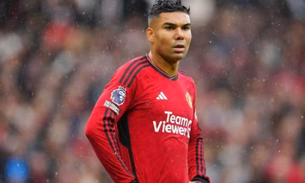 Manchester United tính đẩy Casemiro "ra đường"
