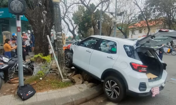 Cụ ông 80 tuổi điều khiển xế hộp tông gãy cột đèn, "hạ gục" 3 xe máy