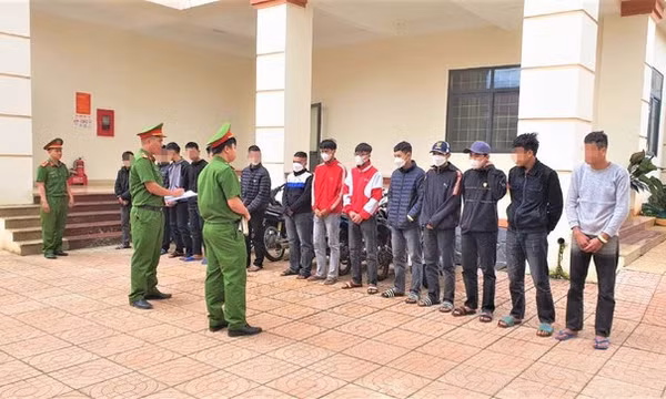 Thanh niên 16 tuổi huy động 29 người vác dao rựa đi trả thù