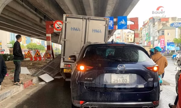 Xe tải tông vào rào chắn độ cao làn đường ưu tiên gây tai nạn liên hoàn