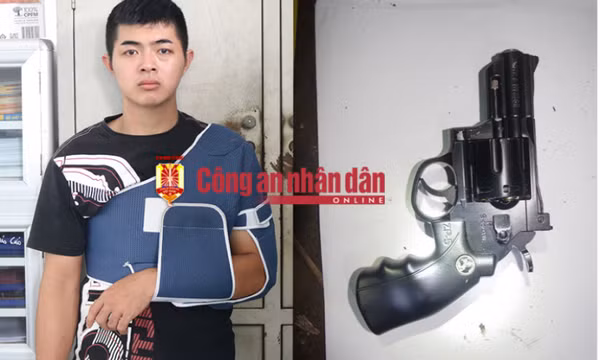 Mang súng đi trả thù, không gặp đối thủ nên bắn lên nóc nhà cảnh cáo