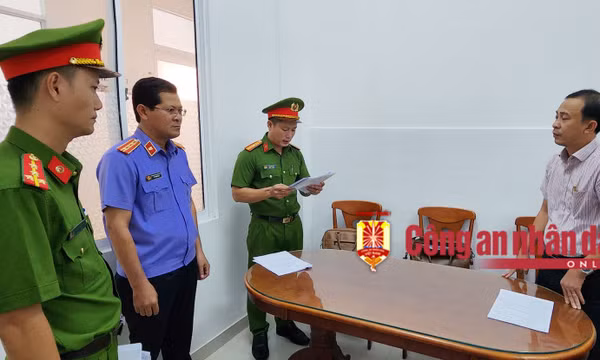 Phó Chủ tịch xã và cán bộ địa chính ở Phú Quốc bị bắt