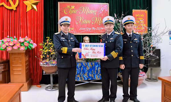Tư lệnh Vùng 1 Hải quân thăm, chúc Tết Lữ đoàn 169 và Trạm ra đa 485