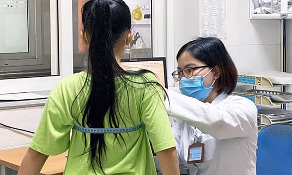 Trẻ dậy thì sớm, cha mẹ lo sốt vó
