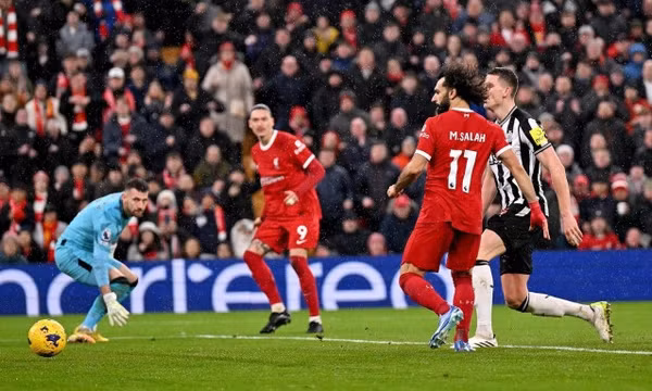 Liverpool đè bẹp Newcastle