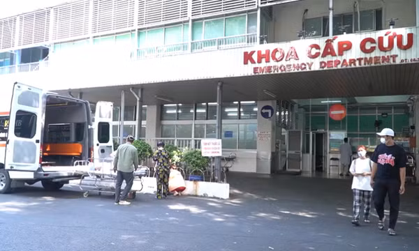 Cô gái xuất huyết não sau phẫu thuật thẩm mỹ, gia đình xin đưa về nhà