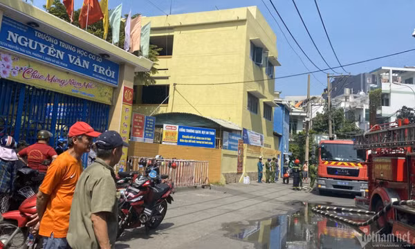 Cháy công ty trang sức ở TP.HCM, hàng chục người tháo chạy