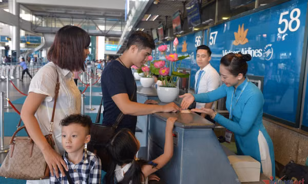 Vé máy bay Tết: Đường bay ‘vàng’ dồi dào, đi 'nửa đêm gà gáy' vẫn đắt