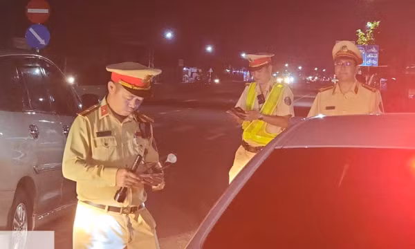 CSGT dùng ứng dụng công nghệ để kiểm soát phương tiện trên quốc lộ 1A