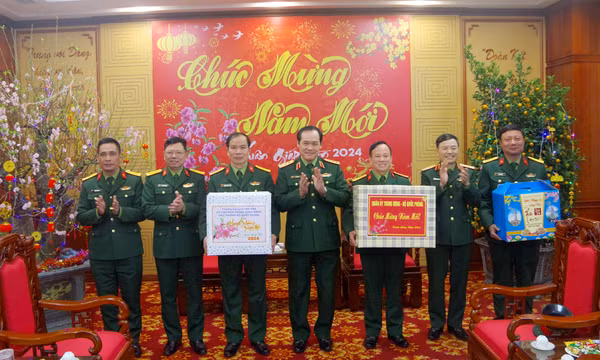 Thứ trưởng Bộ Quốc phòng thăm, chúc Tết tại Bộ CHQS tỉnh Quảng Ninh