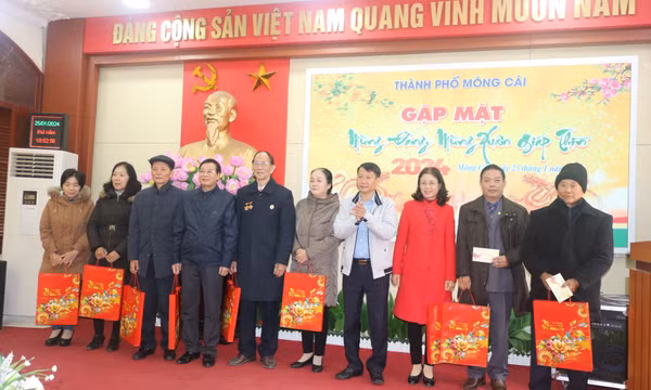 TP Móng Cái gặp mặt cán bộ nghỉ hưu