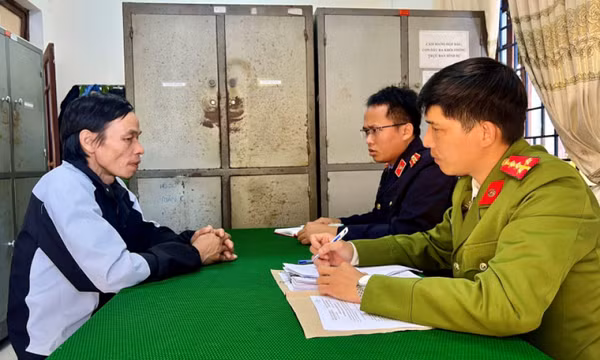 Bắt giam nghịch tử dùng dao cứa cổ cha ruột