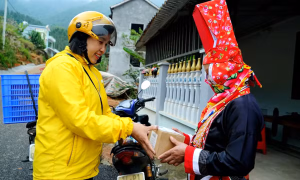 Người đưa thư về bản