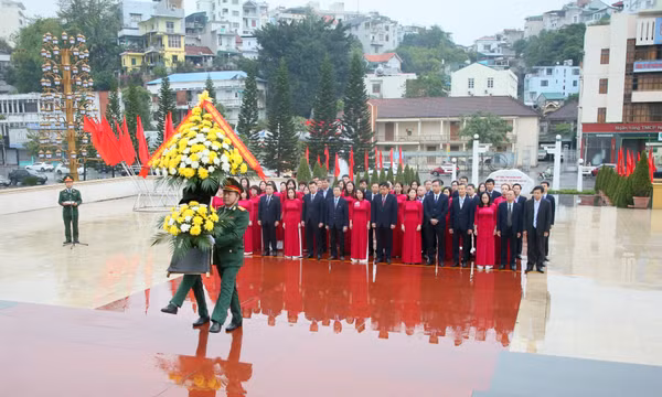 Đoàn đại biểu Trung tâm Truyền thông tỉnh Quảng Ninh dâng hương tưởng niệm các Anh hùng liệt sỹ và đồng chí Vũ Văn Hiếu