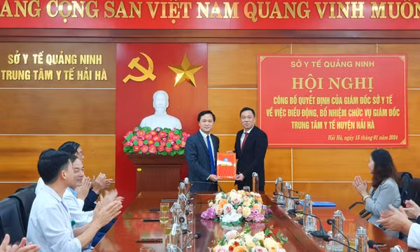 Trao quyết định điều động, bổ nhiệm giám đốc Trung tâm y tế huyện Hải Hà