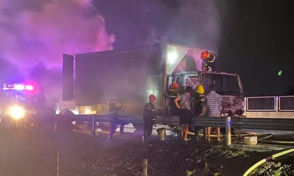 Xe tải chở sợi thuốc lá bốc cháy trên cao tốc Mỹ Thuận - Cần Thơ