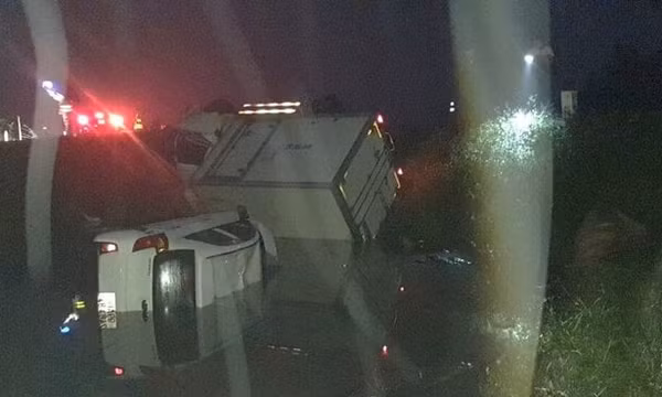 Xe tải tông ô tô con rơi xuống ruộng, 2 người chết