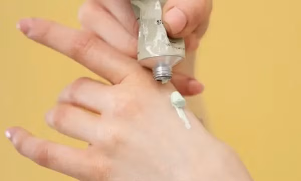 Cách bảo vệ da tay và da chân vào mùa thu
