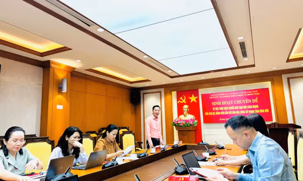 Đảng bộ Văn phòng Đoàn ĐBQH và HĐND tỉnh sinh hoạt CĐ “về việc thực hiện chuẩn mực đạo đức cách mạng của CB, ĐV gắn với văn hóa công sở trong tình hình mới”