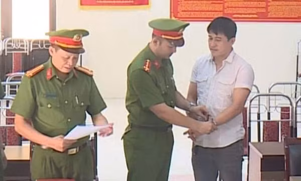Bắt cán bộ địa chính phường vì làm giả giấy phép xây dựng