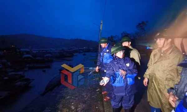 Phó Bí thư Thường trực Tỉnh ủy Trịnh Thị Minh Thanh kiểm tra khu neo đậu tàu tránh trú bão tại Cảng cá Cái Xà Cong