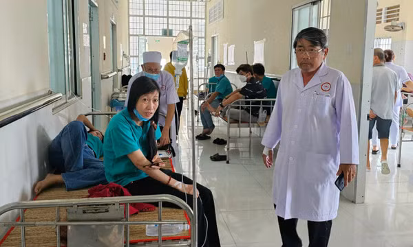Hàng trăm công nhân bị ngộ độc do thức ăn nhiễm khuẩn