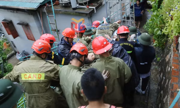 Cứu hộ thành công cháu bé bị vùi lấp do sạt lở đất tại TP Hạ Long