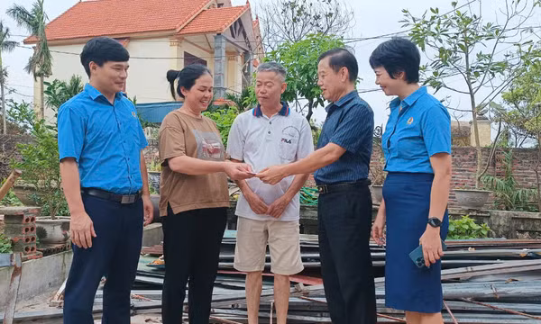Trạm Kiểm tra tải trọng xe Quảng Ninh: Trao kinh phí hỗ trợ viên chức, người lao động bị ảnh hưởng của bão số 3