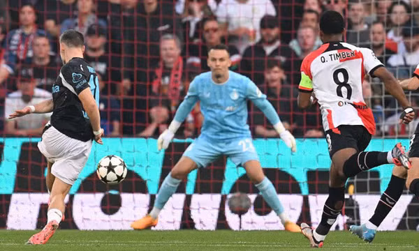 Leverkusen đại thắng trận đầu Champions League