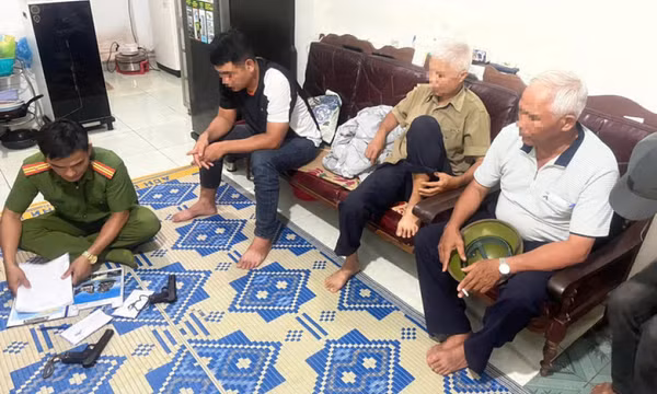 Bực con dâu, vác súng AK ra dọa, công an thu thêm 2 khẩu K54