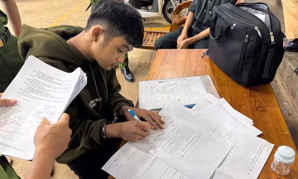 Chạy quá tốc độ, nam thanh niên đấm vào mặt, bóp cổ cảnh sát cơ động để bỏ trốn