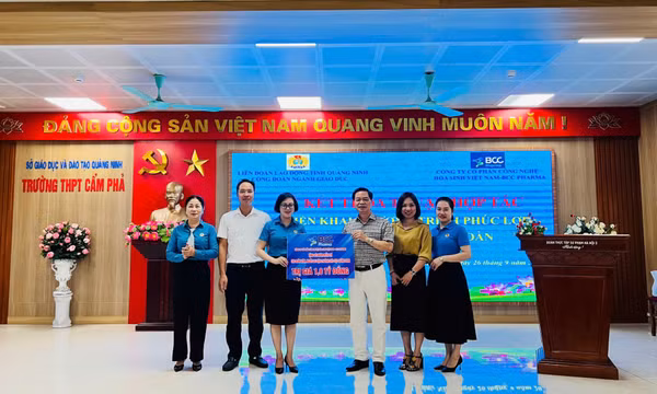 Trao tặng gói khám sức khỏe miễn phí trị giá 1,8 tỷ đồng cho cán bộ, giáo viên, người lao động 