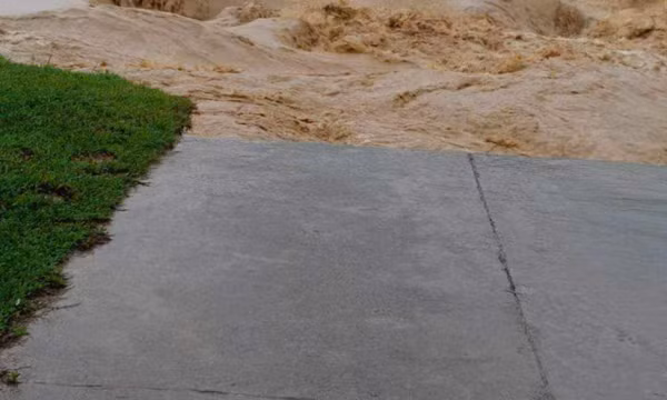 Lũ cuốn trôi một phần ngầm tràn thôn Tây (Dực Yên), tích cực khắc phục