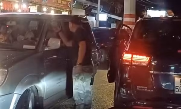Nguyên nhân người đàn ông đập kính ô tô, đánh tài xế ở TPHCM