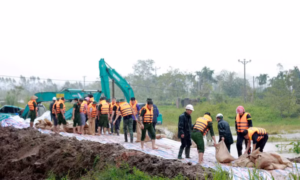 Công an TX Đông Triều huy động lực lượng đắp đê, ngăn lũ xuyên đêm