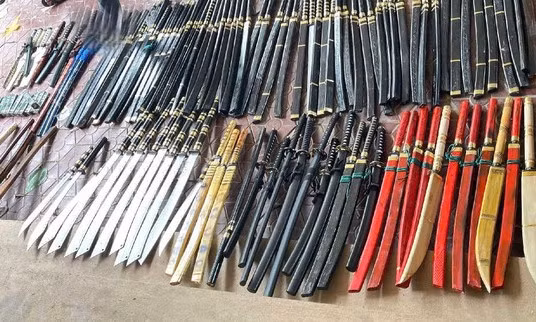 Bắt hai người phụ nữ mua bán trái phép vũ khí và công cụ hỗ trợ