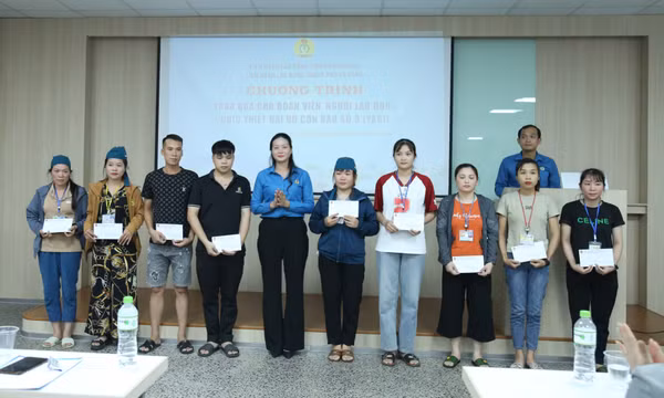 LĐLĐ thành phố Hạ Long trao quà cho đoàn viên, người lao động bị thiệt hại nặng do bão Yagi