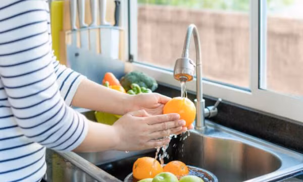Cách loại bỏ thuốc trừ sâu trên trái cây và rau củ